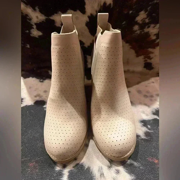 Dolce Vita DV Gerdy Booties Ankle Boots Wedge Heel Beige Size 7.5 & 7 NEW - Picture 2 of 8